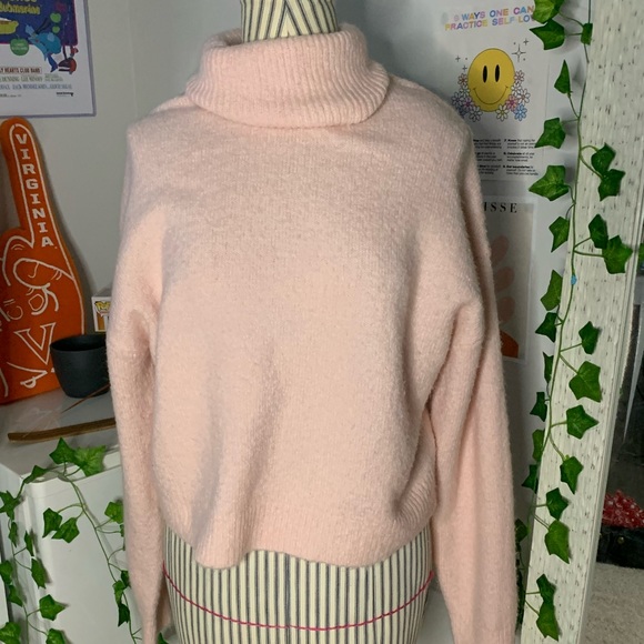 Pastel pink oversized turtleneck SIZE: L - Picture 1 of 3